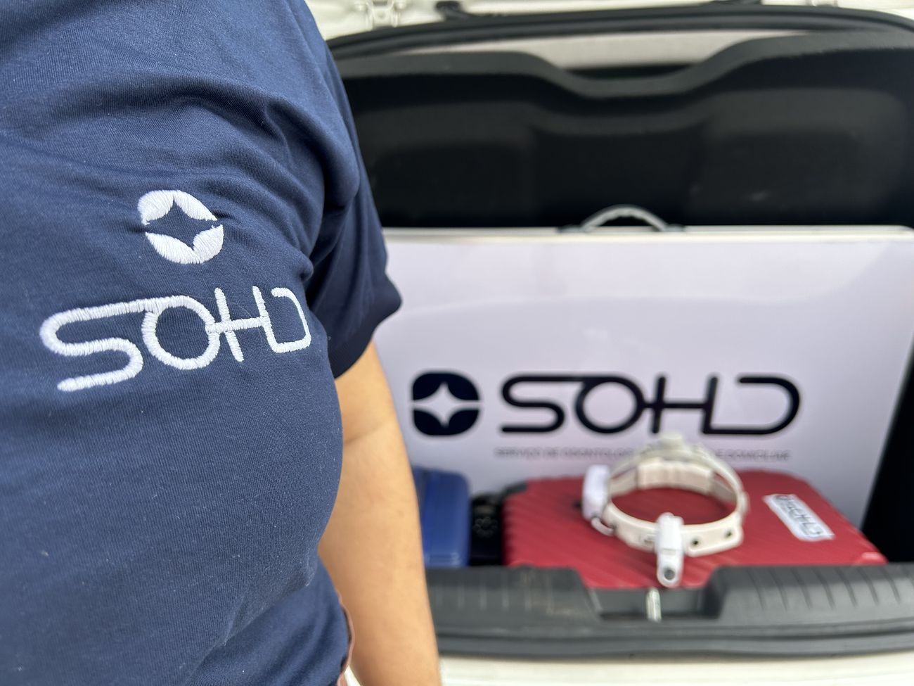 Profissional da SOHD com uniforme da marca e maleta de equipamentos para atendimento odontológico domiciliar