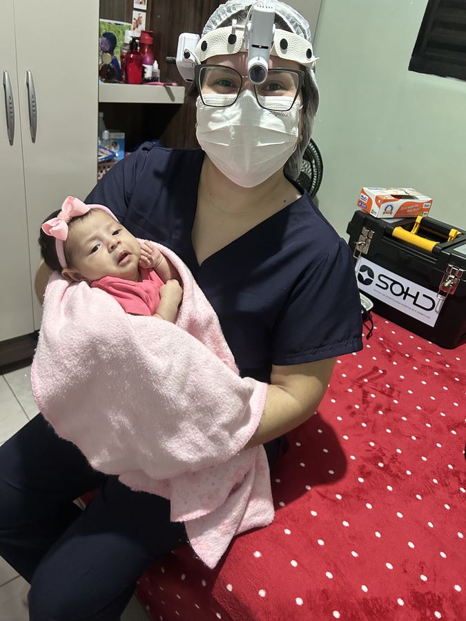 Cirurgiã-dentista da SOHD com paciente bebê — atendimento odontológico para todas as idades